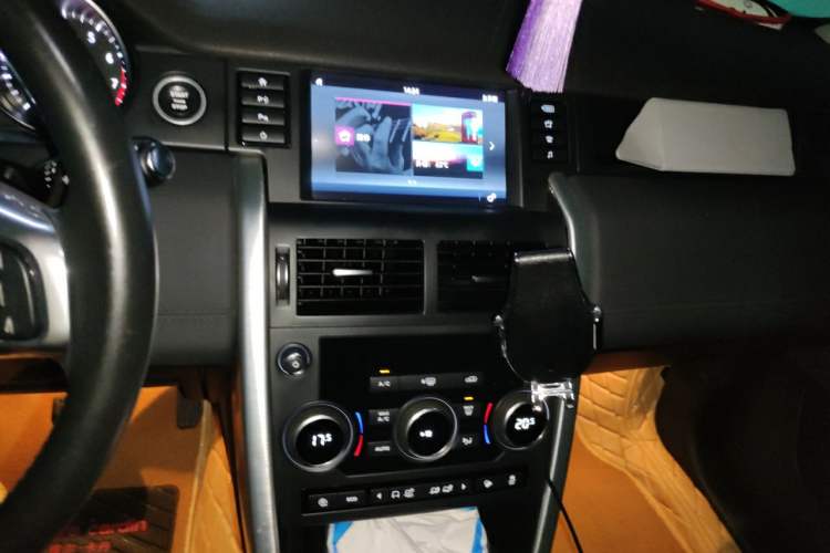 Used Land Rover Discovery Sport 2018 240 PS SE Version Audio And AC Panel