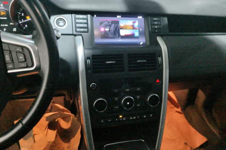 Used Land Rover Discovery Sport 2018 240 PS SE Version Audio And AC Panel