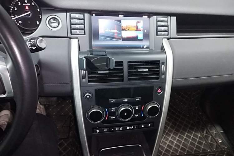 Used Land Rover Discovery Sport 2018 240 PS SE Version Audio And AC Panel