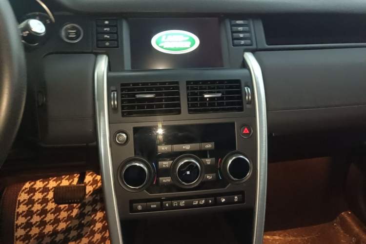 Used Land Rover Discovery Sport 2018 240 PS SE Version Audio And AC Panel
