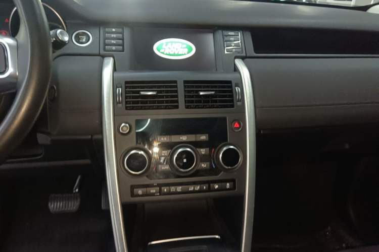 Used Land Rover Discovery Sport 2018 240 PS SE Version Audio And AC Panel