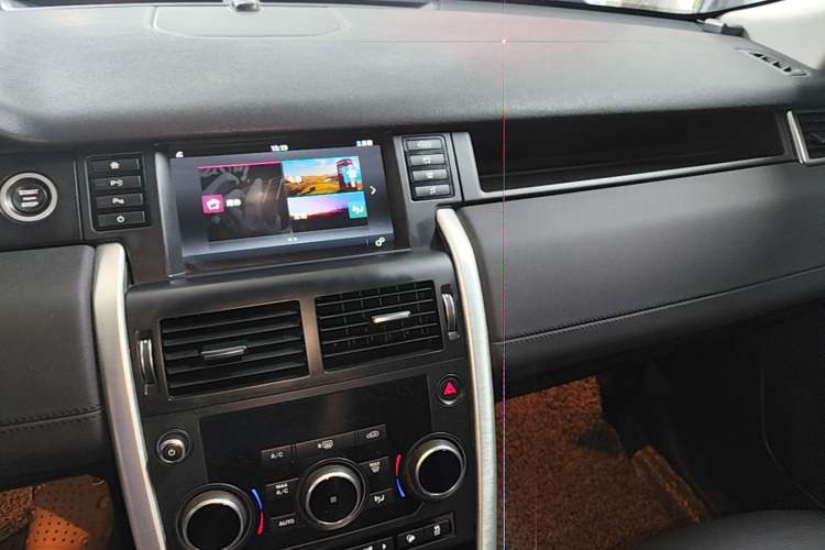 Used Land Rover Discovery Sport 2018 240 PS SE Version Audio And AC Panel