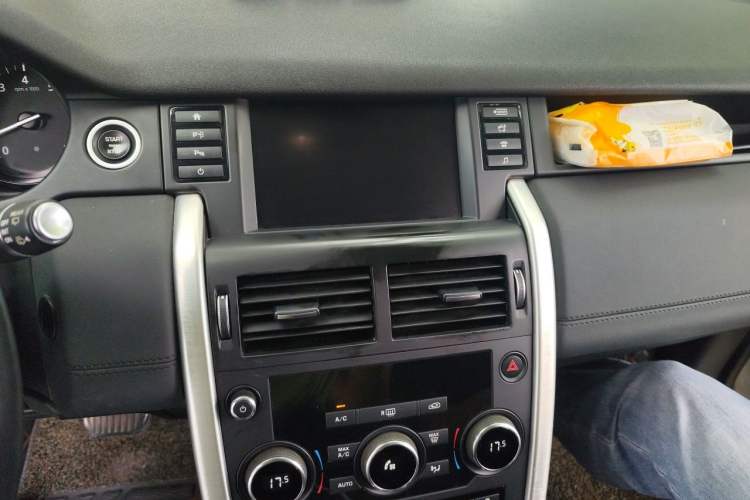Used Land Rover Discovery Sport 2018 240 PS SE Version Audio And AC Panel