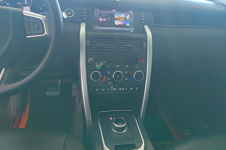 Used Land Rover Discovery Sport 2018 240 PS PURE Edition Audio And AC Panel