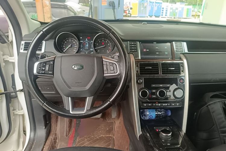 Used Land Rover Discovery Sport 2018 240 PS SE Version Center Console