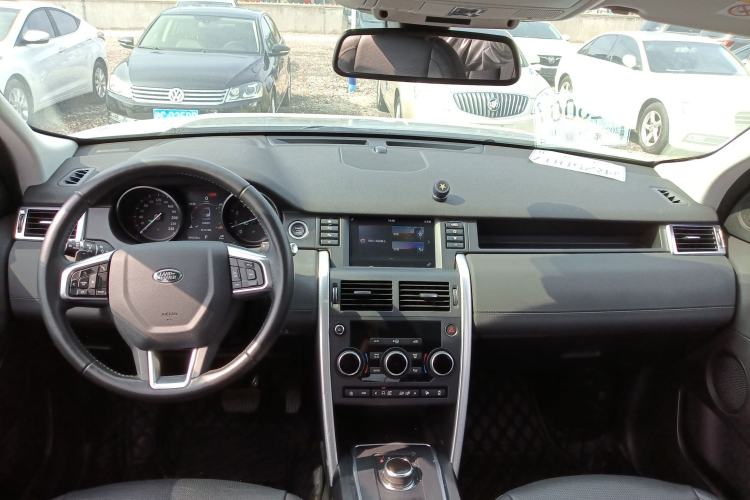 Used Land Rover Discovery Sport 2018 240 PS SE Version Center Console