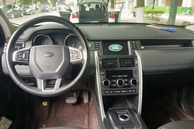 Used Land Rover Discovery Sport 2018 240 PS SE Version Center Console