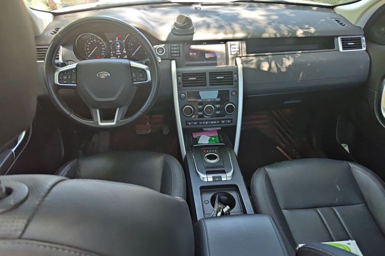 Used Land Rover Discovery Sport 2018 240 PS SE Version Center Console