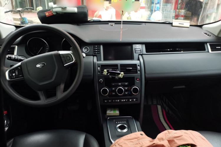 Used Land Rover Discovery Sport 2018 200 PS PURE Edition Center Console