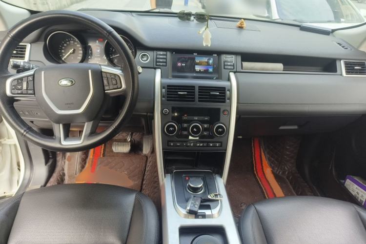 Used Land Rover Discovery Sport 2018 240 PS SE Version Center Console