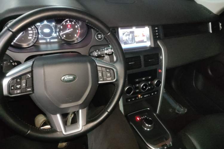 Used Land Rover Discovery Sport 2018 240 PS SE Version Center Console