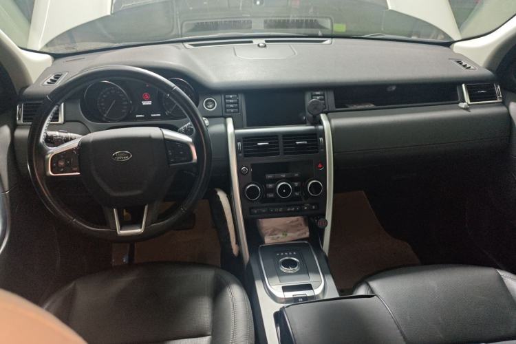 Used Land Rover Discovery Sport 2018 240 PS SE Version Center Console