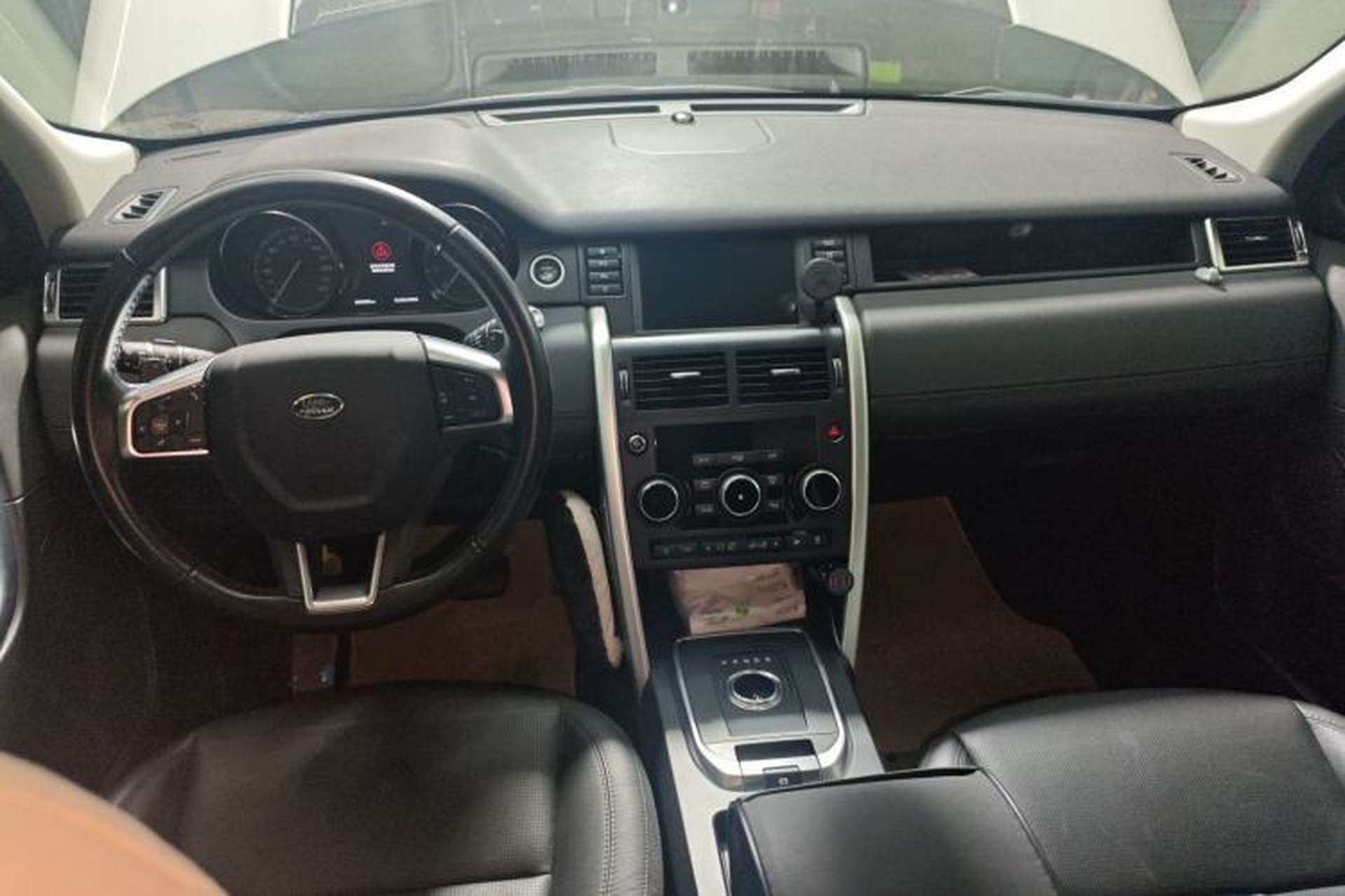 Used Land Rover Discovery Sport 2018 240 PS SE Version Center Console