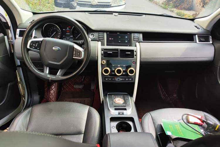 Used Land Rover Discovery Sport 2018 240 PS SE Version Center Console