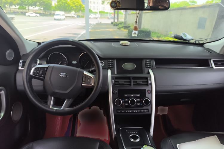 Used Land Rover Discovery Sport 2018 240 PS SE Version Center Console