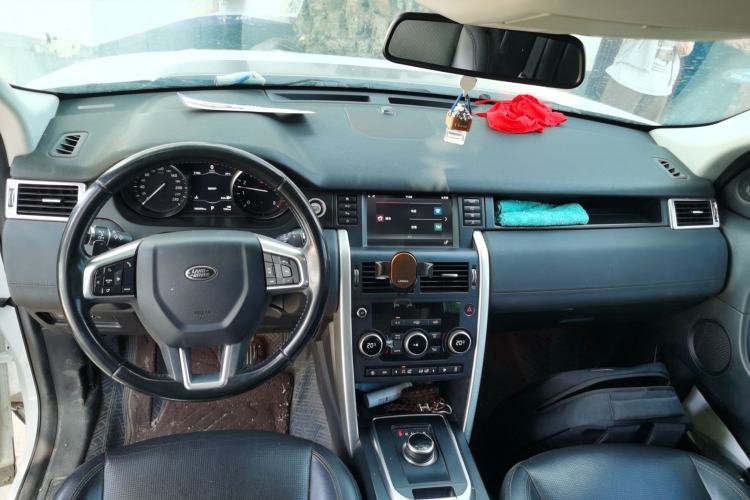 Used Land Rover Discovery Sport 2018 240 PS SE Version Center Console