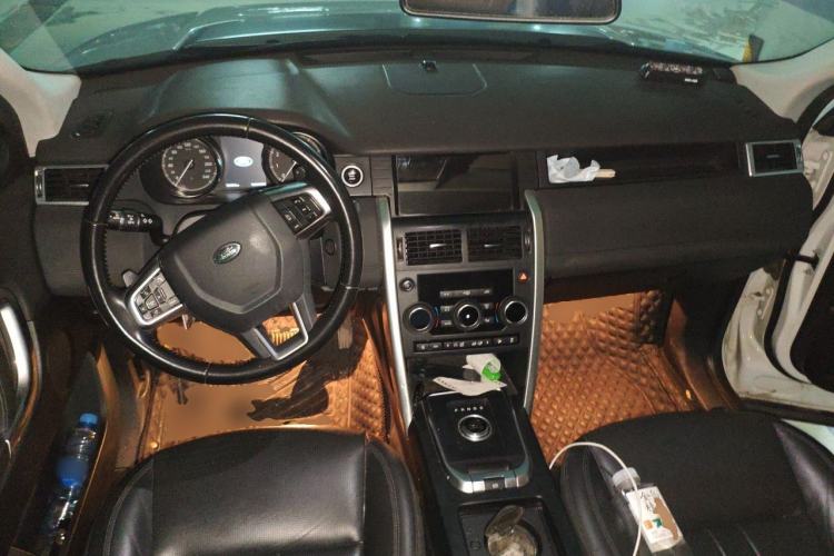 Used Land Rover Discovery Sport 2018 240 PS SE Version Center Console