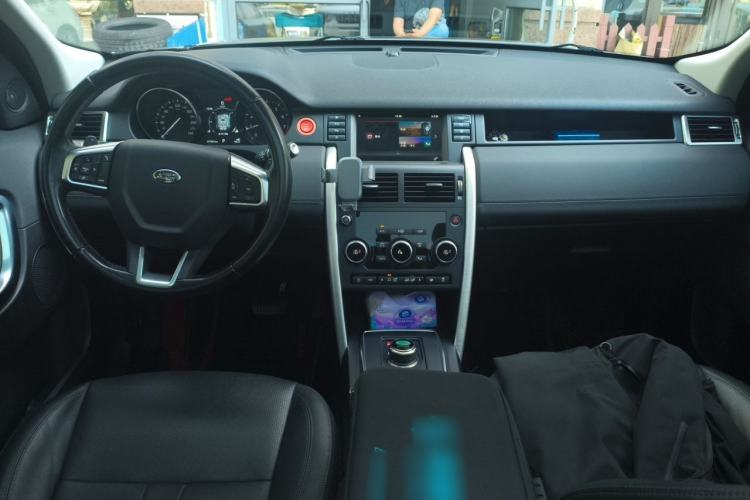 Used Land Rover Discovery Sport 2018 240 PS SE Version Center Console