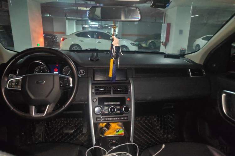 Used Land Rover Discovery Sport 2018 240 PS SE Version Center Console