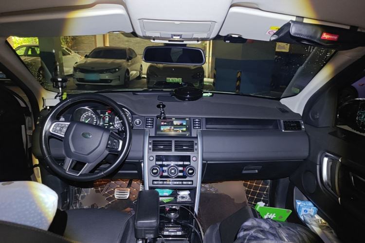 Used Land Rover Discovery Sport 2018 240 PS HSE Version Center Console