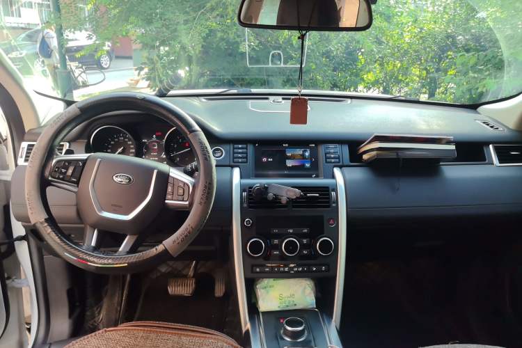 Used Land Rover Discovery Sport 2018 240 PS SE Version Center Console