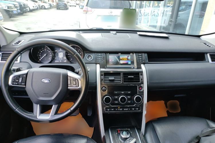 Used Land Rover Discovery Sport 2018 240 PS SE Version Center Console
