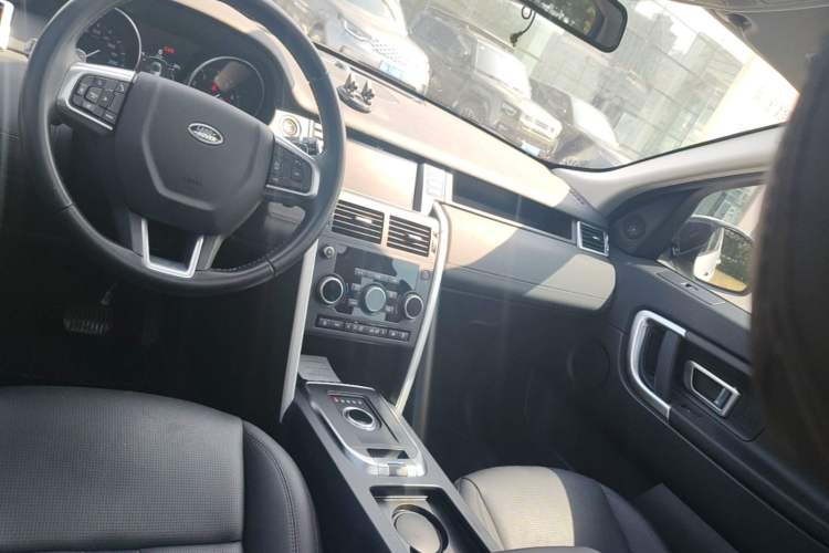 Used Land Rover Discovery Sport 2018 240 PS SE Version Center Console