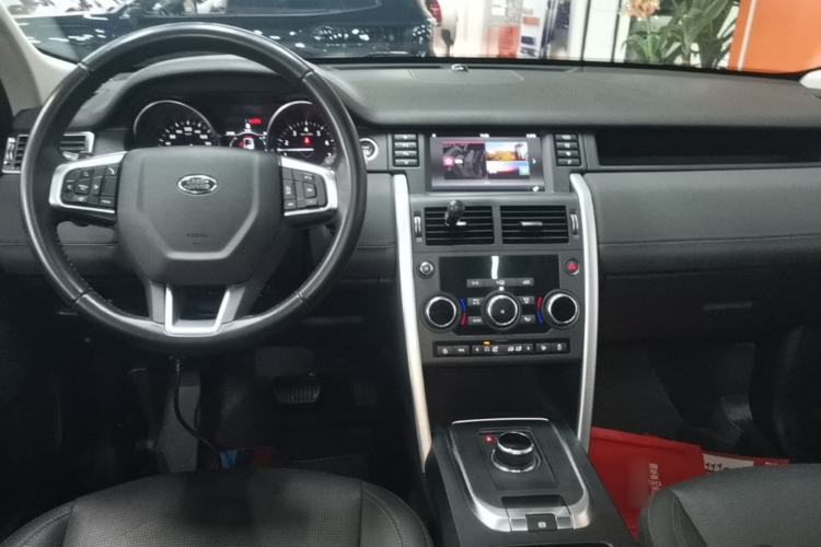 Used Land Rover Discovery Sport 2018 240 PS SE Version Center Console