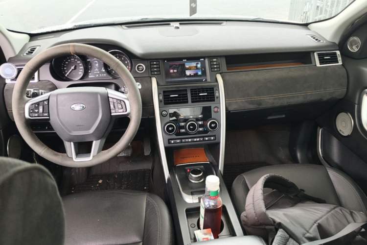 Used Land Rover Discovery Sport 2018 240 PS SE Version Center Console