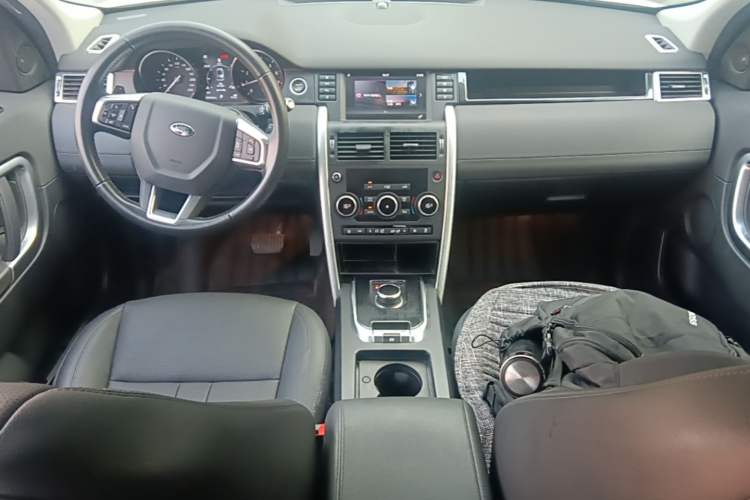 Used Land Rover Discovery Sport 2018 240 PS SE Version Center Console