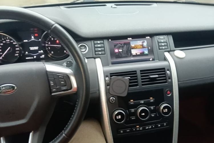 Used Land Rover Discovery Sport 2018 240 PS SE Version Center Console