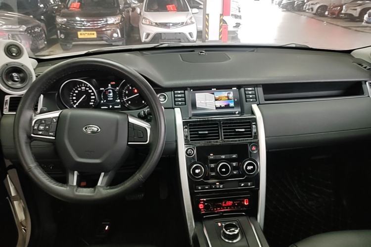 Used Land Rover Discovery Sport 2018 200 PS PURE Edition Center Console