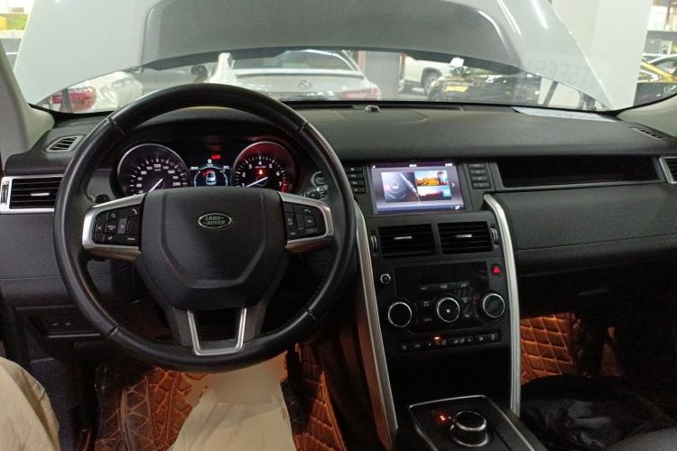 Used Land Rover Discovery Sport 2018 240 PS SE Version Center Console