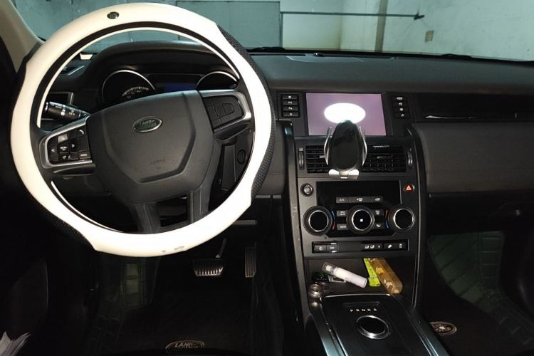 Used Land Rover Discovery Sport 2018 240 PS PURE Edition Center Console