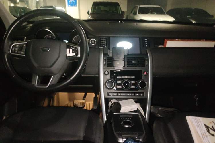 Used Land Rover Discovery Sport 2018 240 PS SE Version Center Console