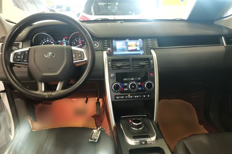 Used Land Rover Discovery Sport 2018 240 PS SE Version Center Console