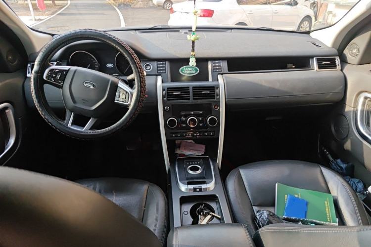Used Land Rover Discovery Sport 2018 240 PS SE Version Center Console