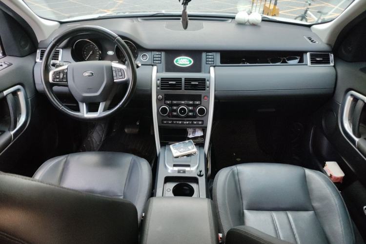 Used Land Rover Discovery Sport 2018 240 PS HSE Version Center Console