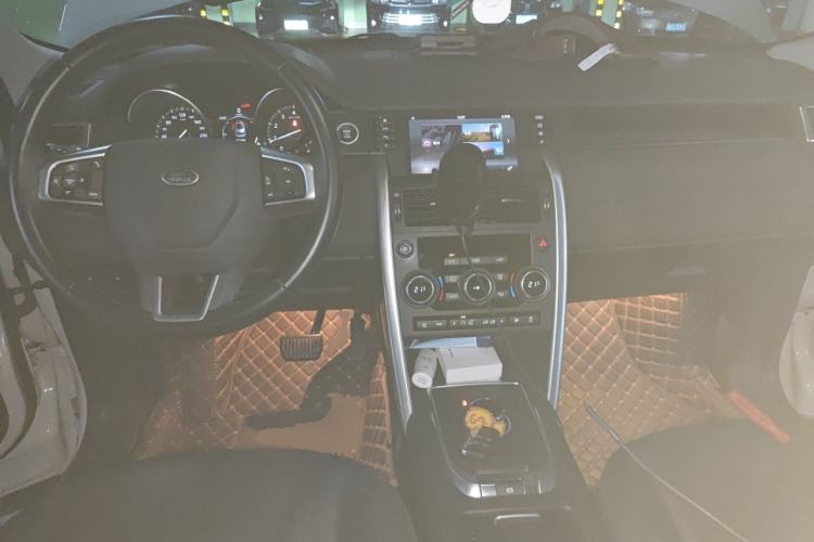 Used Land Rover Discovery Sport 2018 240 PS SE Version Center Console