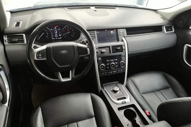 Used Land Rover Discovery Sport 2018 240 PS SE Version Center Console