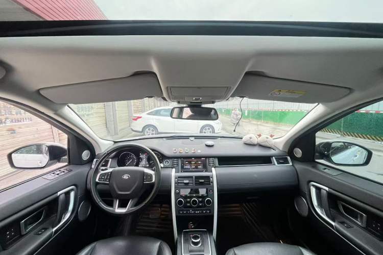 Used Land Rover Discovery Sport 2018 240 PS HSE Version Center Console