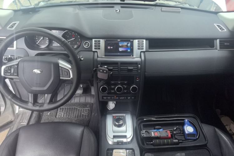Used Land Rover Discovery Sport 2018 200 PS PURE Edition Center Console