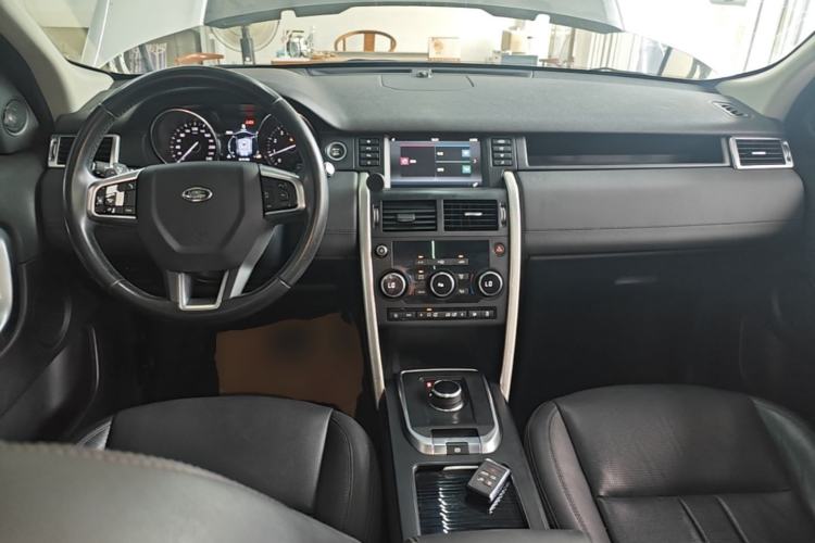 Used Land Rover Discovery Sport 2018 240 PS SE Version Center Console