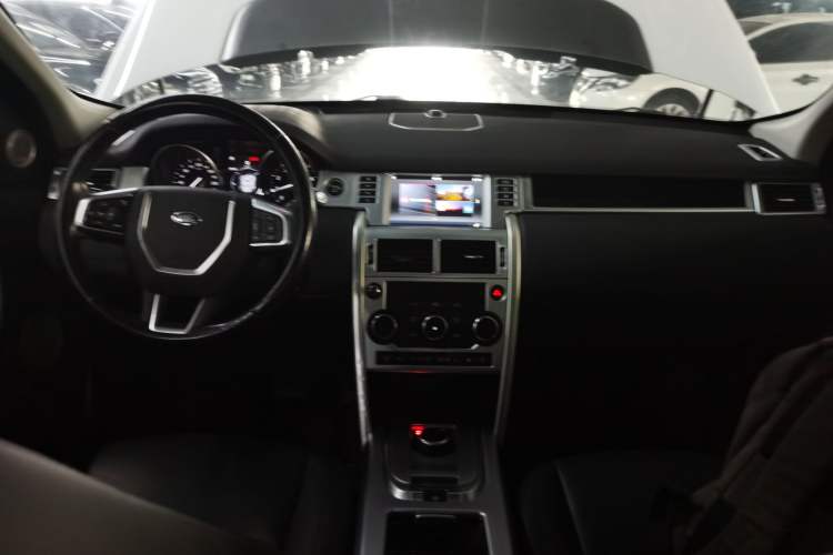 Used Land Rover Discovery Sport 2018 240 PS SE Version Center Console