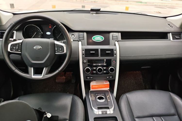Used Land Rover Discovery Sport 2018 240 PS SE Version Center Console