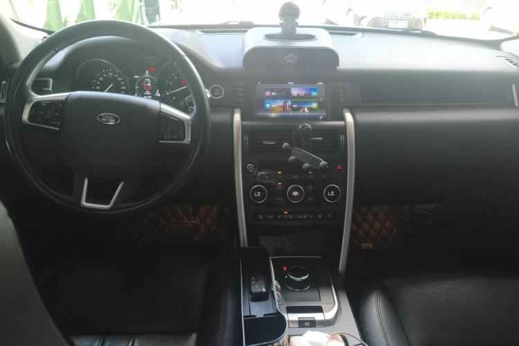Used Land Rover Discovery Sport 2018 240 PS HSE Version Center Console