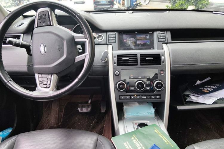 Used Land Rover Discovery Sport 2018 240 PS SE Version Center Console