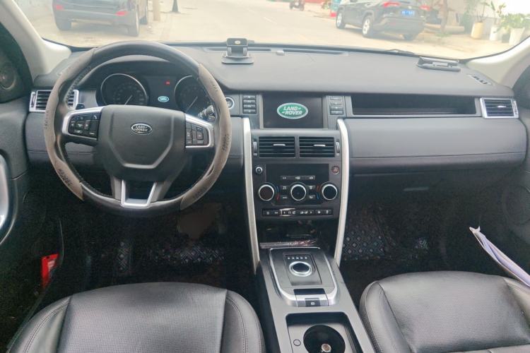 Used Land Rover Discovery Sport 2018 240 PS SE Version Center Console