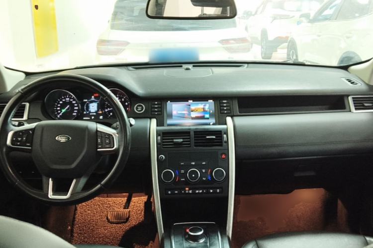 Used Land Rover Discovery Sport 2018 240 PS SE Version Center Console