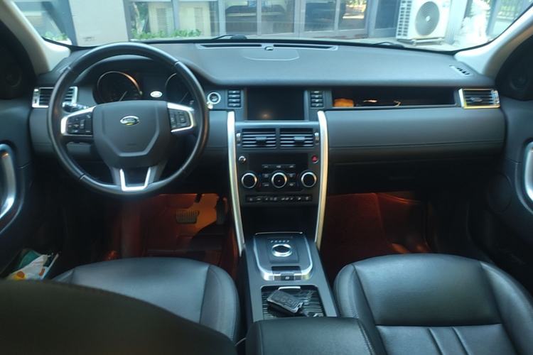 Used Land Rover Discovery Sport 2018 240 PS SE Version Center Console